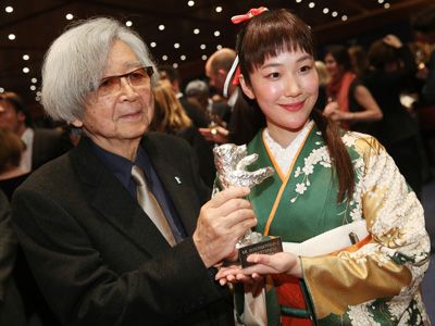 銀熊賞（最優秀女優賞）のトロフィーを手にした黒木華（右）と山田洋次監督
