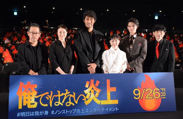 芦田愛菜、純白の美ドレスで阿部寛らと登壇！『俺ではない炎上』完成披露試写会：フォトギャラリー