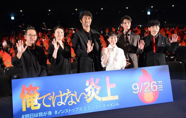 芦田愛菜、純白の美ドレスで阿部寛らと登壇！『俺ではない炎上』完成披露試写会（2枚目）