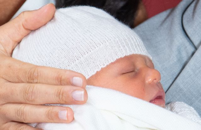 英国のヘンリー王子と妻のメーガン妃は8日、6日朝に生まれた第1子の男児(写真)をお披露目し、赤ちゃんを授かったことを「魔法」と表現した。ウィンザー城で撮影