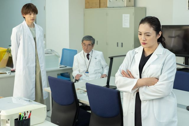 仲間由紀恵、白衣姿が美しい！ドラマ「女王の法医学～屍活師～」場面カット（2枚目）