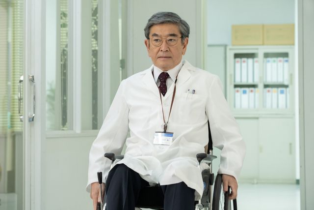 仲間由紀恵、白衣姿が美しい！ドラマ「女王の法医学～屍活師～」場面カット（5枚目）