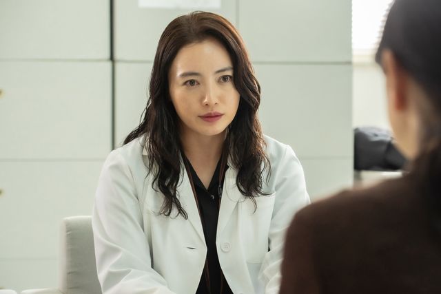 仲間由紀恵、白衣姿が美しい！ドラマ「女王の法医学～屍活師～」場面カット（7枚目）