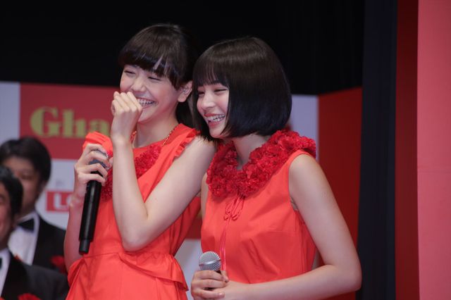 広瀬すず＆松井愛莉が真っ赤なドレスで登場！フォトギャラリー：フォトギャラリー