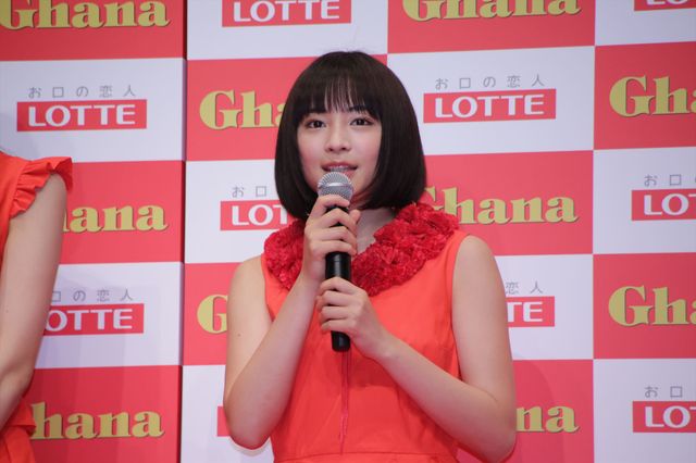 広瀬すず＆松井愛莉が真っ赤なドレスで登場！フォトギャラリー（4枚目）