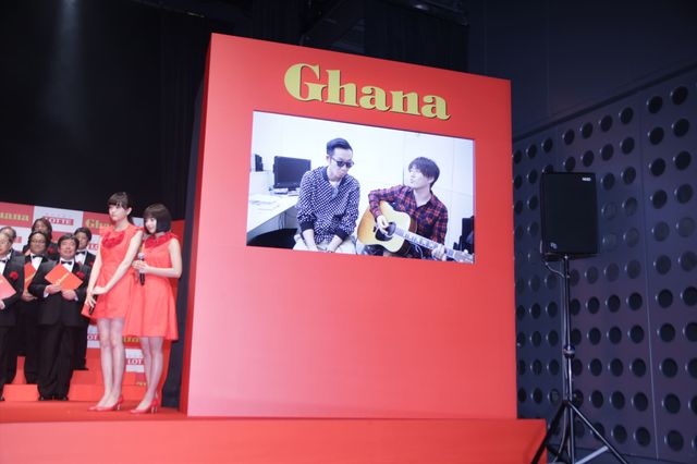 広瀬すず＆松井愛莉が真っ赤なドレスで登場！フォトギャラリー（5枚目）