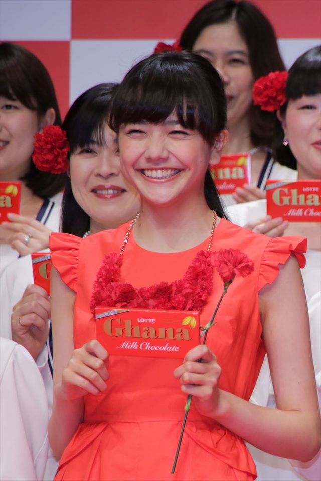 広瀬すず＆松井愛莉が真っ赤なドレスで登場！フォトギャラリー（6枚目）