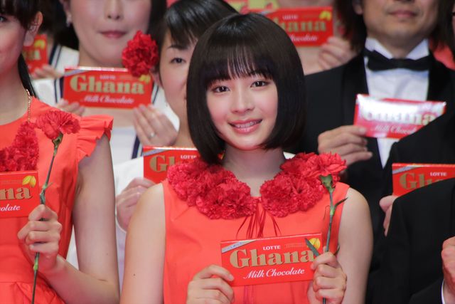 広瀬すず＆松井愛莉が真っ赤なドレスで登場！フォトギャラリー（7枚目）