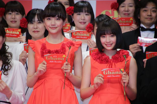 広瀬すず＆松井愛莉が真っ赤なドレスで登場！フォトギャラリー（8枚目）