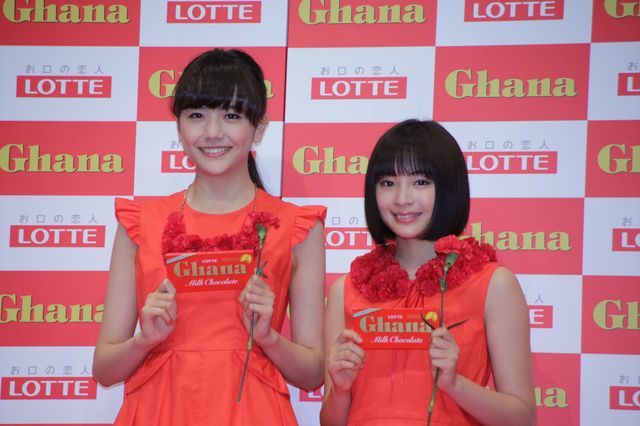 広瀬すず＆松井愛莉が真っ赤なドレスで登場！フォトギャラリー（9枚目）