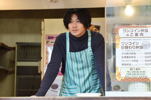 「anone」瑛太の謎過ぎる生活　表の顔は弁当屋の店員、裏の顔は…：フォトギャラリー