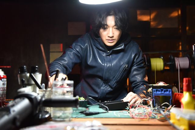 「anone」瑛太の謎過ぎる生活　表の顔は弁当屋の店員、裏の顔は…（3枚目）