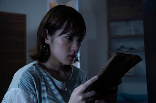 亡くなった親戚の部屋で人形を見つけるが…「ほぼ日の怪談。」場面写真（4枚目）