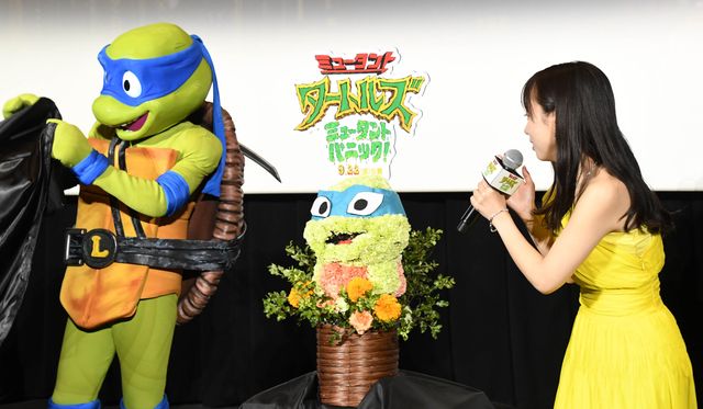 26歳になった齊藤京子にサプライズ！タートルズからフラワーアレンジメントのプレゼント：フォトギャラリー