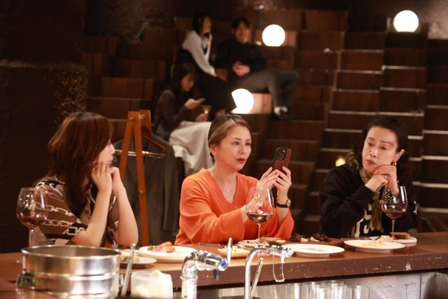 小泉今日子&中井貴一「続・続・最後から二番目の恋」【第1話場面写真】（2枚目）