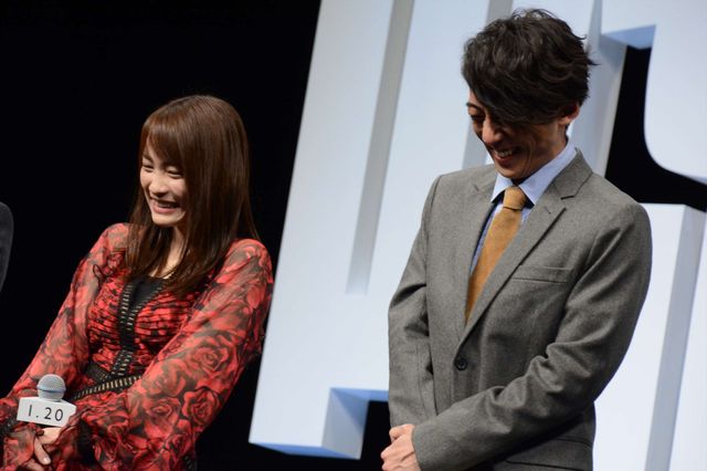 クシャリと笑う高橋一生＆長澤まさみがかわいい！『嘘を愛する女』完成披露舞台あいさつ（13枚目）