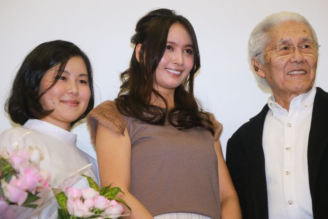 加藤夏希主演『愛∞コンタクト』の初日舞台あいさつフォトギャラリー：フォトギャラリー