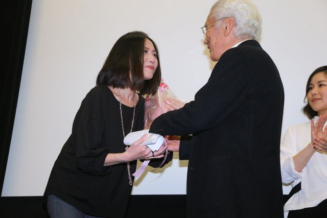 加藤夏希主演『愛∞コンタクト』の初日舞台あいさつフォトギャラリー（16枚目）