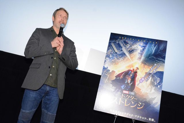 マッツ・ミケルセン、樋口可南子＆井上和彦と仲良くパシャリ！フォトギャラリー（5枚目）