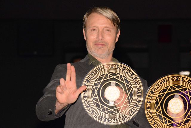 マッツ・ミケルセン、樋口可南子＆井上和彦と仲良くパシャリ！フォトギャラリー（6枚目）