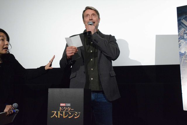 マッツ・ミケルセン、樋口可南子＆井上和彦と仲良くパシャリ！フォトギャラリー（7枚目）