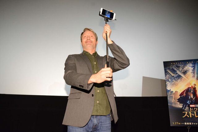 マッツ・ミケルセン、樋口可南子＆井上和彦と仲良くパシャリ！フォトギャラリー（9枚目）