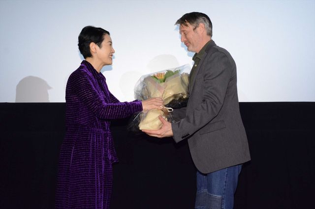 マッツ・ミケルセン、樋口可南子＆井上和彦と仲良くパシャリ！フォトギャラリー（10枚目）