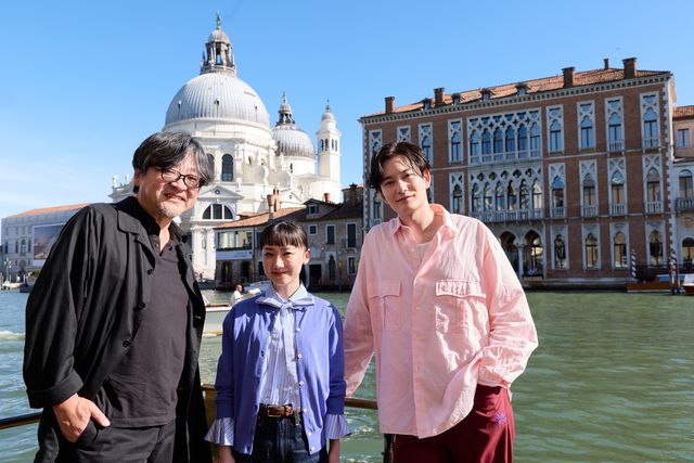 第82回ベネチア国際映画祭に出席する細田守監督、芦田愛菜、岡田将生