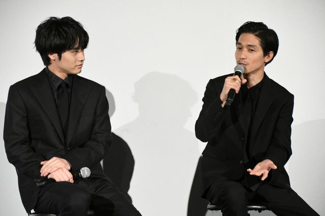 赤楚衛二＆錦戸亮、黒スーツで登場！ドラマ「Re：リベンジ-欲望の果てに-」完成披露：フォトギャラリー