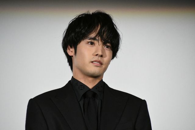 赤楚衛二＆錦戸亮、黒スーツで登場！ドラマ「Re：リベンジ-欲望の果てに-」完成披露（5枚目）