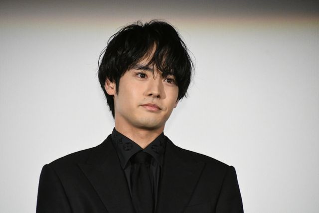 赤楚衛二＆錦戸亮、黒スーツで登場！ドラマ「Re：リベンジ-欲望の果てに-」完成披露（6枚目）