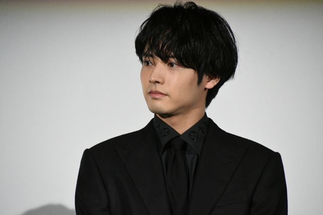 赤楚衛二＆錦戸亮、黒スーツで登場！ドラマ「Re：リベンジ-欲望の果てに-」完成披露（9枚目）