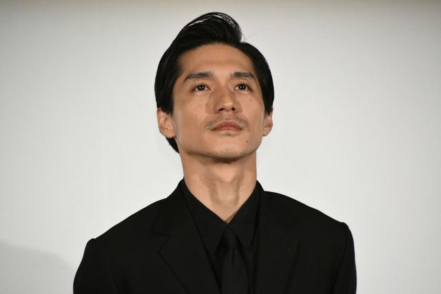 赤楚衛二＆錦戸亮、黒スーツで登場！ドラマ「Re：リベンジ-欲望の果てに-」完成披露（15枚目）