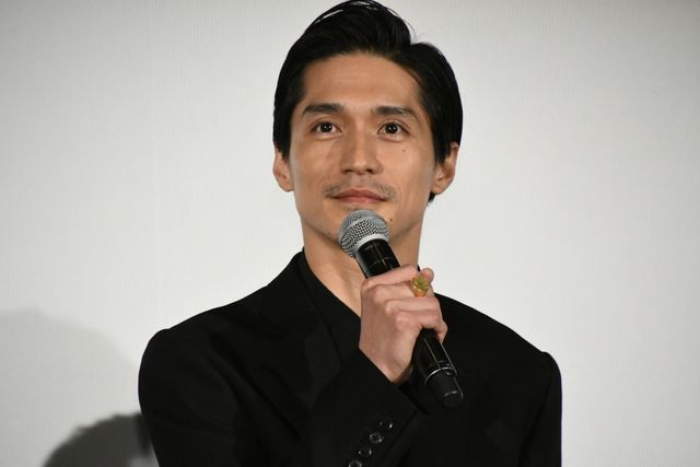 赤楚衛二＆錦戸亮、黒スーツで登場！ドラマ「Re：リベンジ-欲望の果てに-」完成披露（16枚目）