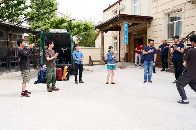 柄本時生＆前田敦子ブス会2ショットも！『旅のおわり世界のはじまり』撮影現場（4枚目）