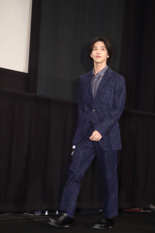 手をつなぐ横浜流星＆松岡広大『いなくなれ、群青』大ヒット御礼舞台あいさつ：フォトギャラリー