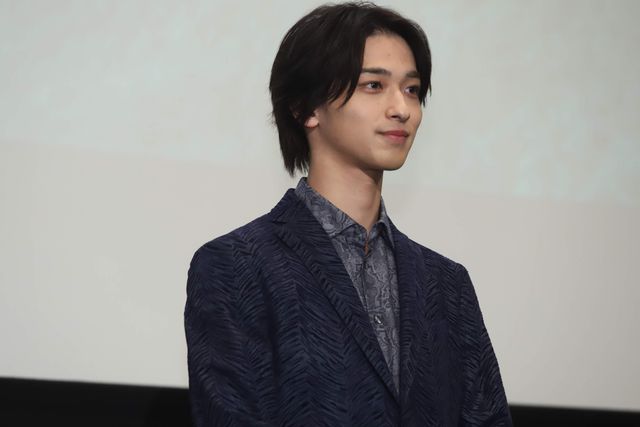 手をつなぐ横浜流星＆松岡広大『いなくなれ、群青』大ヒット御礼舞台あいさつ（2枚目）