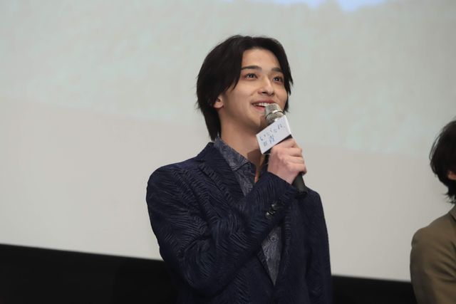 手をつなぐ横浜流星＆松岡広大『いなくなれ、群青』大ヒット御礼舞台あいさつ（4枚目）