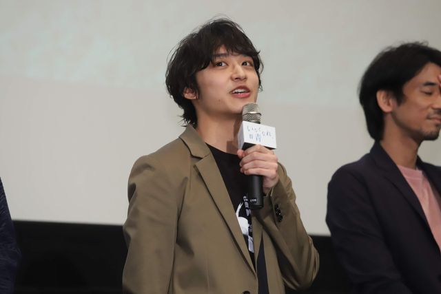 手をつなぐ横浜流星＆松岡広大『いなくなれ、群青』大ヒット御礼舞台あいさつ（5枚目）