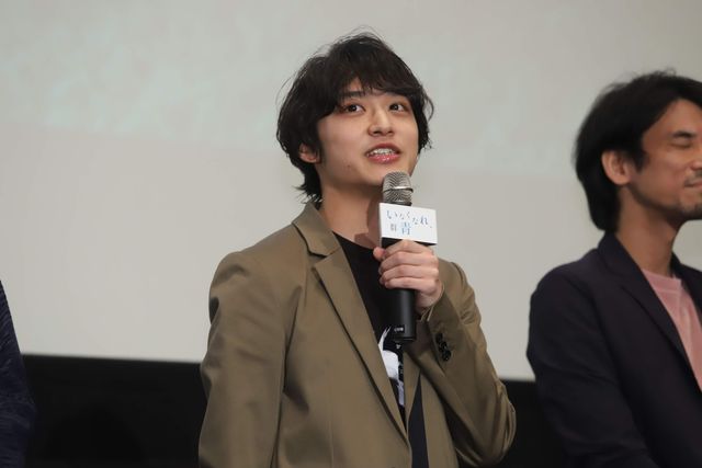 手をつなぐ横浜流星＆松岡広大『いなくなれ、群青』大ヒット御礼舞台あいさつ（6枚目）