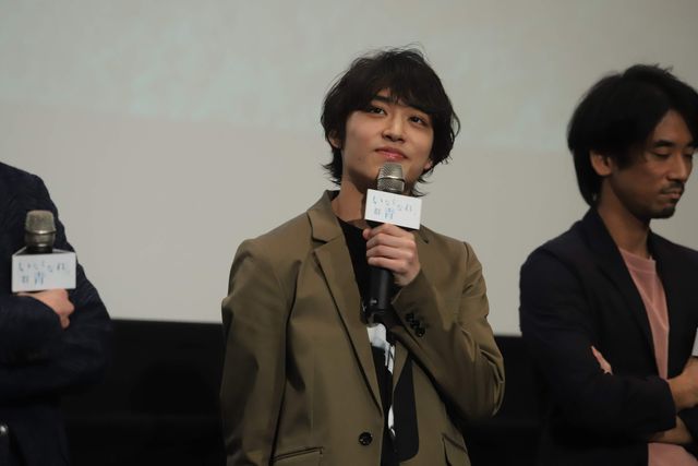 手をつなぐ横浜流星＆松岡広大『いなくなれ、群青』大ヒット御礼舞台あいさつ（8枚目）