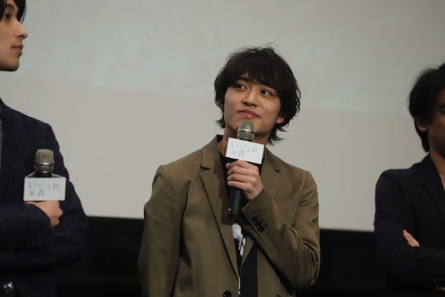 手をつなぐ横浜流星＆松岡広大『いなくなれ、群青』大ヒット御礼舞台あいさつ（9枚目）