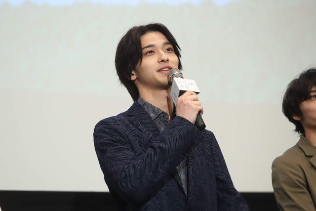 手をつなぐ横浜流星＆松岡広大『いなくなれ、群青』大ヒット御礼舞台あいさつ（10枚目）