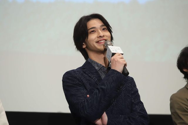 手をつなぐ横浜流星＆松岡広大『いなくなれ、群青』大ヒット御礼舞台あいさつ（11枚目）