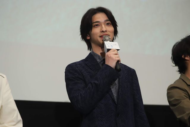 手をつなぐ横浜流星＆松岡広大『いなくなれ、群青』大ヒット御礼舞台あいさつ（12枚目）