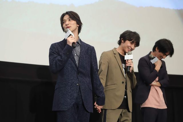 手をつなぐ横浜流星＆松岡広大『いなくなれ、群青』大ヒット御礼舞台あいさつ（13枚目）