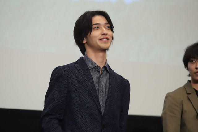 手をつなぐ横浜流星＆松岡広大『いなくなれ、群青』大ヒット御礼舞台あいさつ（14枚目）