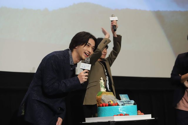 手をつなぐ横浜流星＆松岡広大『いなくなれ、群青』大ヒット御礼舞台あいさつ（15枚目）