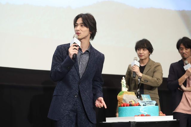 手をつなぐ横浜流星＆松岡広大『いなくなれ、群青』大ヒット御礼舞台あいさつ（16枚目）