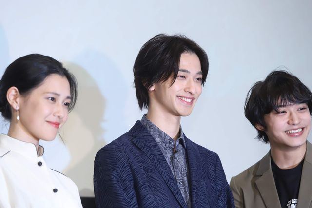 手をつなぐ横浜流星＆松岡広大『いなくなれ、群青』大ヒット御礼舞台あいさつ（18枚目）